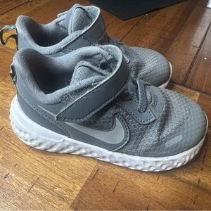 GUC Nike Revolution 5 Cool Grey/Dark Grey Toddler Kids' Shoe—Size 7